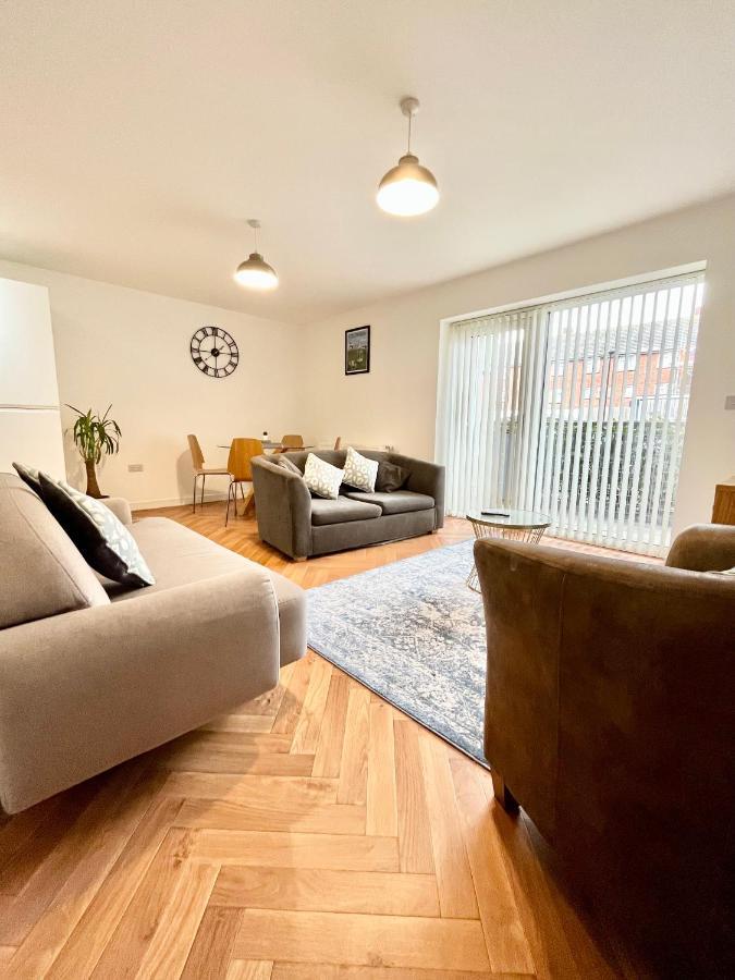 2 Double Beds Or 4 Singles, 2 Bathrooms, Free Parking, Smart Tv'S, Close To Gunwharf Quays, Beach & Historic Dockyard Portsmouth Exterior foto